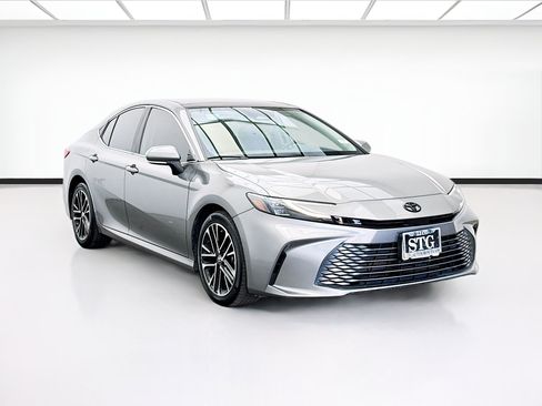 Used 2025 Toyota Camry XLE FWD image 3