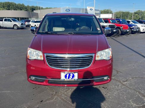 Used 2013 Chrysler Town & Country Touring-L w/ Driver Convenience Group FWD image 8