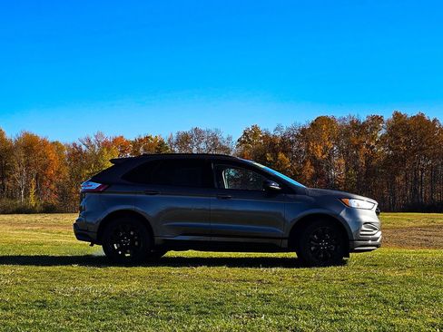 Used 2022 Ford Edge SE w/ Black Appearance Package image 3