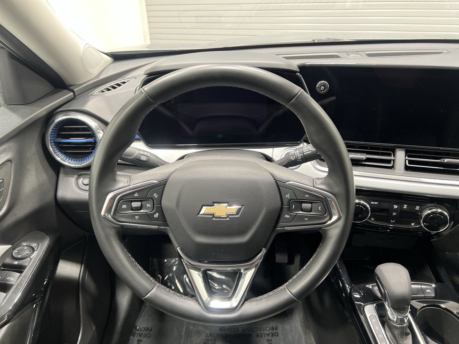 Used 2025 Chevrolet Trax LT w/ LT Convenience Package FWD image 14