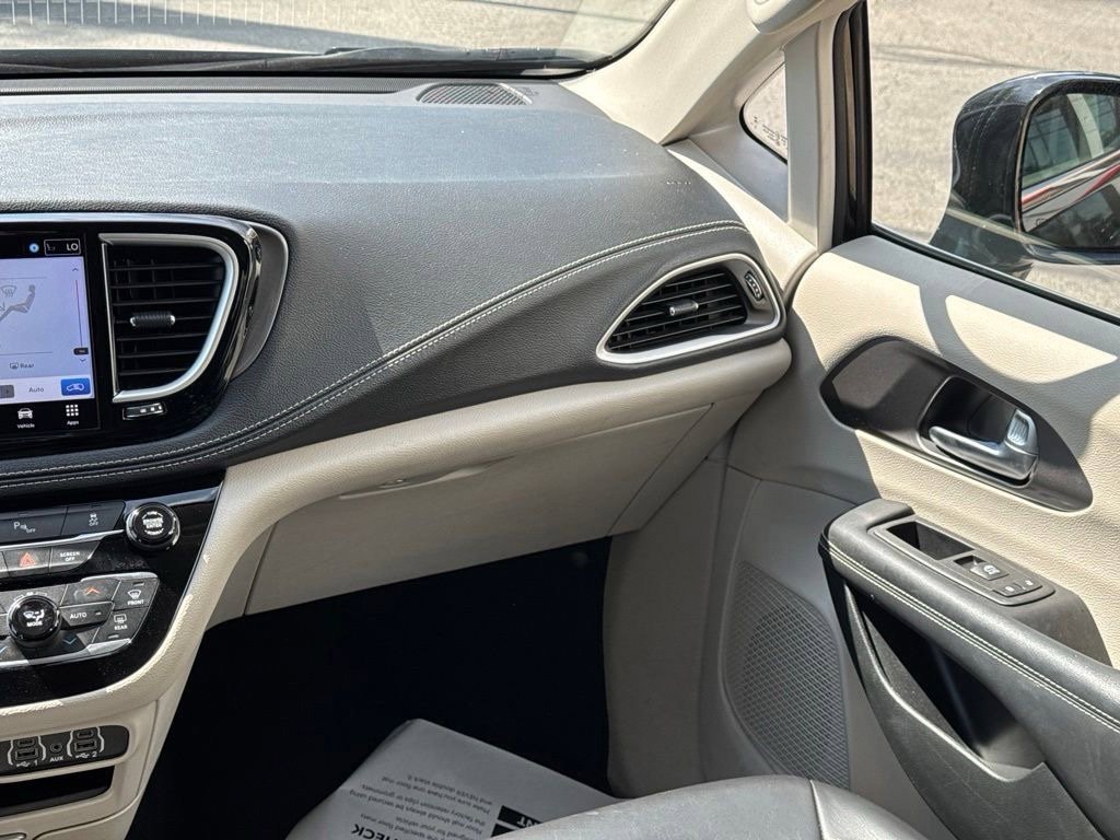 Used 2024 Chrysler Pacifica Limited FWD image 32