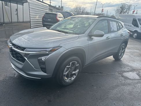 Used 2024 Chevrolet Trax LT w/ LT Convenience Package image 12