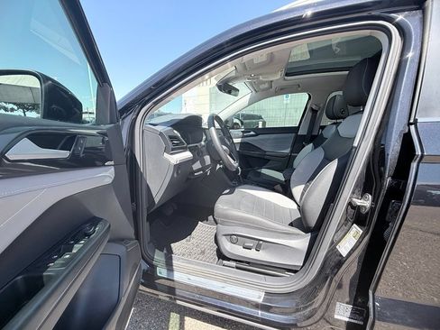 Used 2024 Volkswagen Taos SEL AWD/4WD image 9