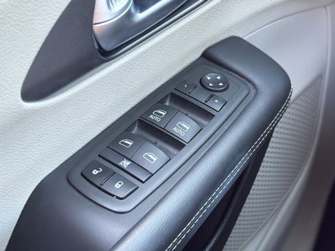 Used 2024 Chrysler Pacifica Touring-L FWD image 12