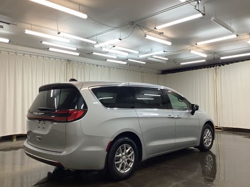 New 2026 Chrysler Pacifica Select FWD image 5