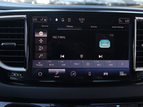 Used 2024 Chrysler Pacifica Touring-L FWD image 9