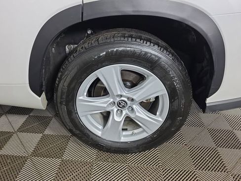 Used 2023 Toyota Highlander L image 17