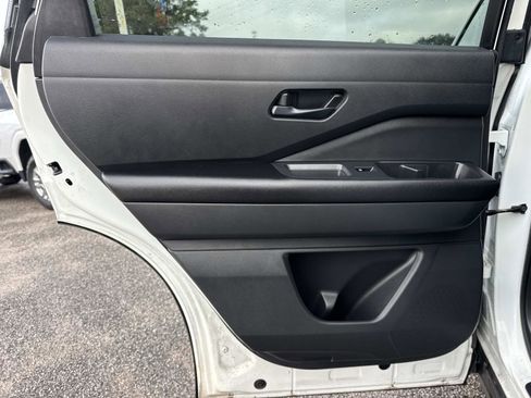 Used 2023 Nissan Pathfinder SV image 13