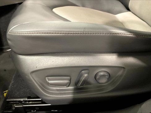 Used 2020 Toyota Camry XLE FWD image 36