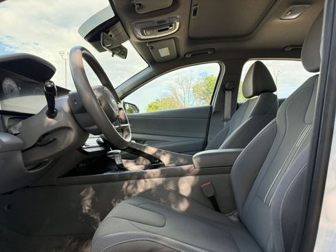 Used 2025 Hyundai Elantra SEL FWD image 28
