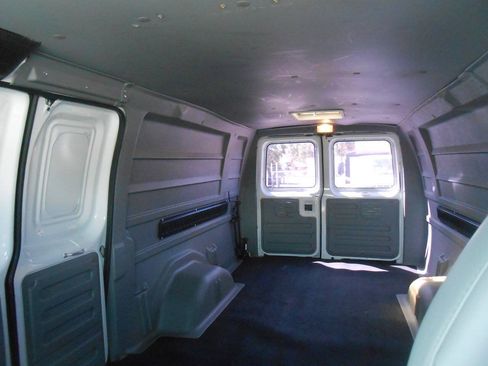 Used 2006 Ford E-250 and Econoline 250 Extended RWD image 12