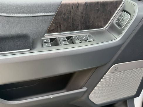 Used 2022 Ford F150 Lariat image 11