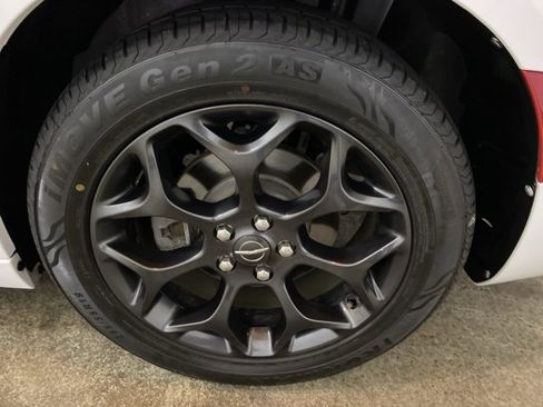 Used 2019 Chrysler 300 S image 9