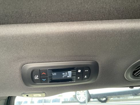 New 2025 Chrysler Pacifica Limited FWD image 36