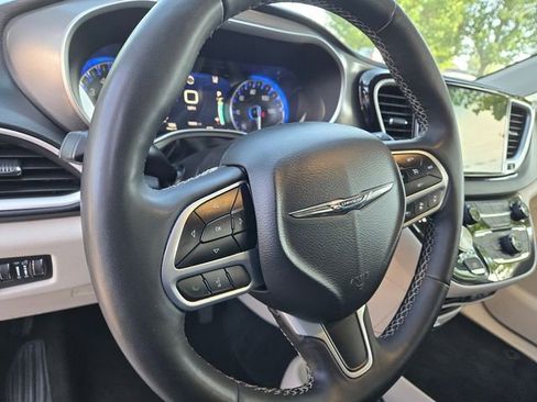 Used 2023 Chrysler Pacifica Touring-L image 15