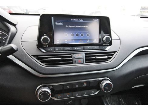 Used 2024 Nissan Altima 2.5 S FWD image 13