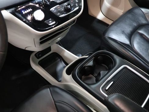 Used 2023 Chrysler Pacifica Touring-L FWD image 31