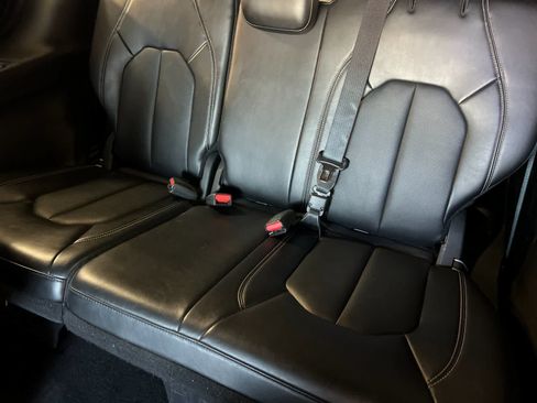 Used 2025 Chrysler Pacifica Select FWD image 16
