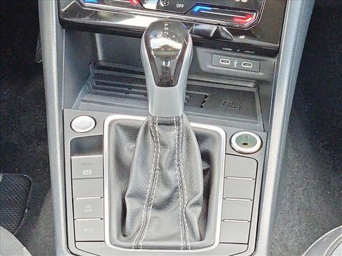 Used 2025 Volkswagen Jetta SE FWD image 12