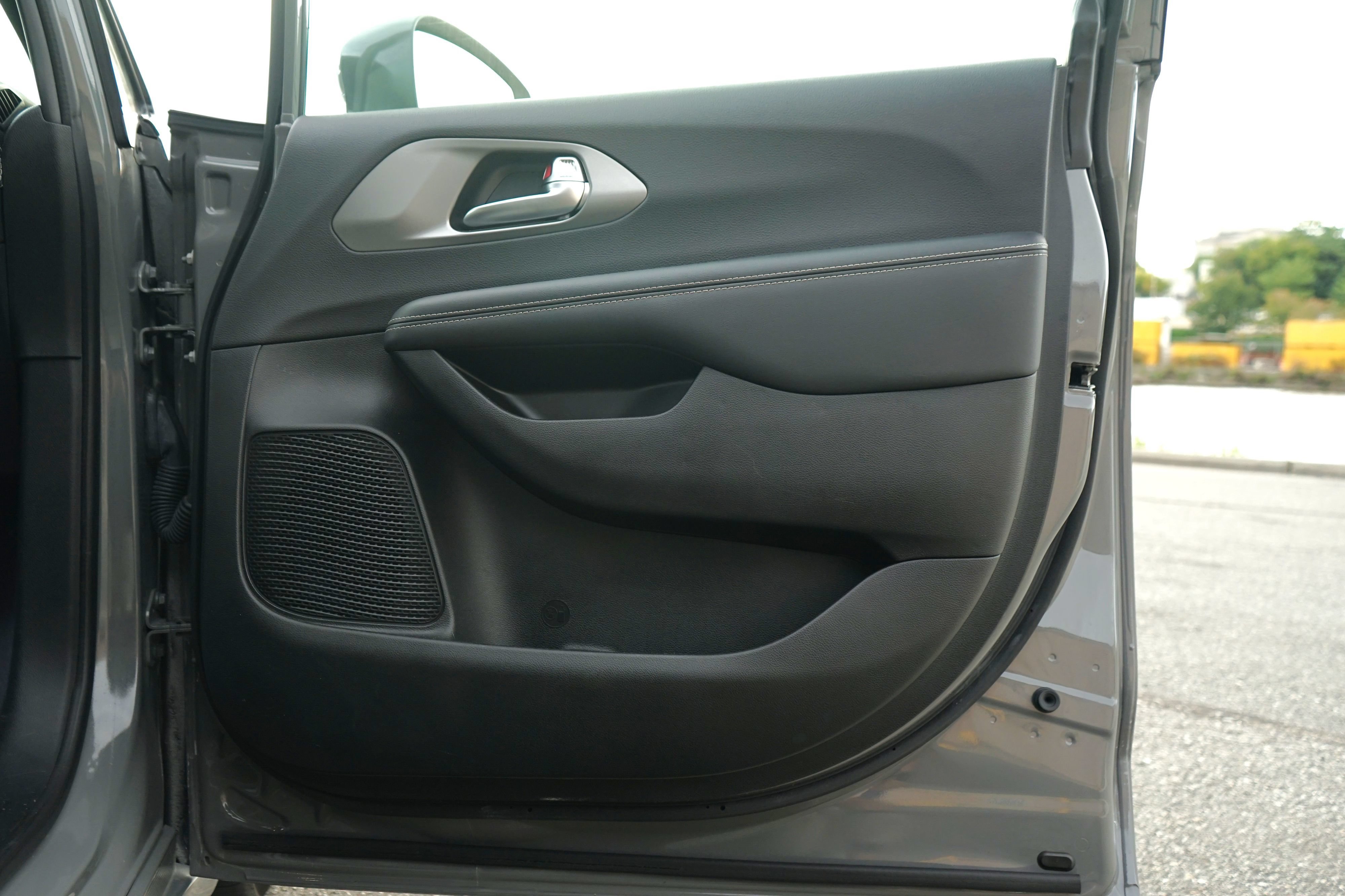 Used 2021 Chrysler Pacifica Touring-L w/ Uconnect Theater Family Group FWD image 30