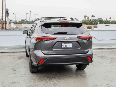 Used 2024 Toyota Highlander XLE AWD/4WD image 7