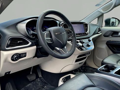 Used 2023 Chrysler Pacifica Touring-L FWD image 16