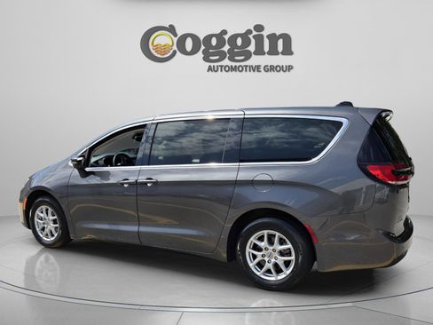Used 2023 Chrysler Pacifica Touring-L FWD image 3