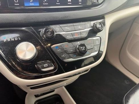 Used 2023 Chrysler Pacifica Touring-L FWD image 21