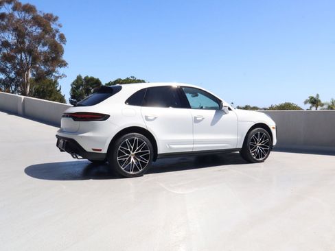 Certified 2025 Porsche Macan AWD/4WD image 8