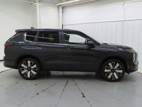 New 2025 Mitsubishi Outlander SE image 2