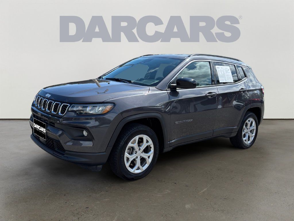 Used 2024 Jeep Compass Latitude AWD/4WD image 3
