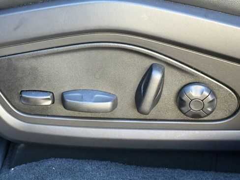 Used 2022 Porsche Taycan image 32