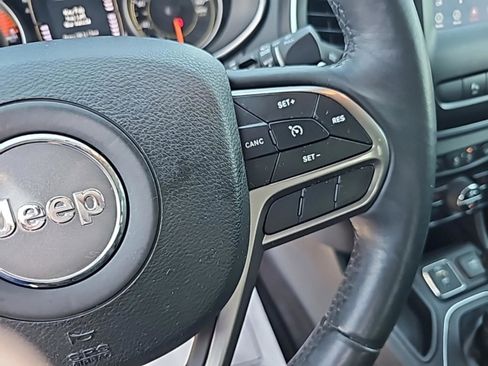 Used 2019 Jeep Cherokee Latitude Plus w/ Comfort/Convenience Group image 22