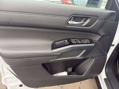 New 2026 Nissan Pathfinder SL image 13