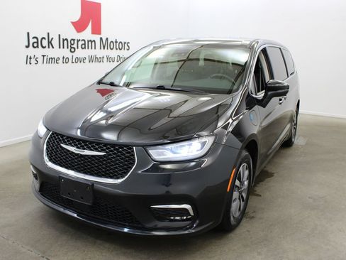 Used 2023 Chrysler Pacifica Touring-L FWD image 2