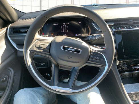 Used 2025 Jeep Grand Cherokee L Altitude image 17