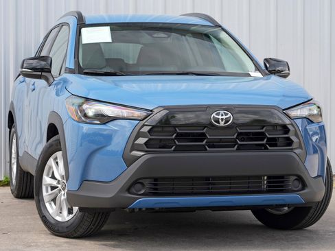 Used 2026 Toyota Corolla Cross LE image 2