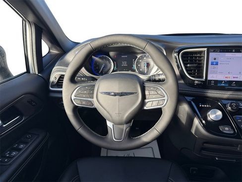 New 2026 Chrysler Pacifica Select image 12