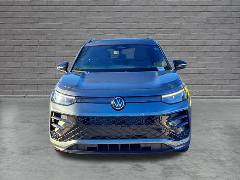 New 2026 Volkswagen Tiguan SE R-Line FWD image 2