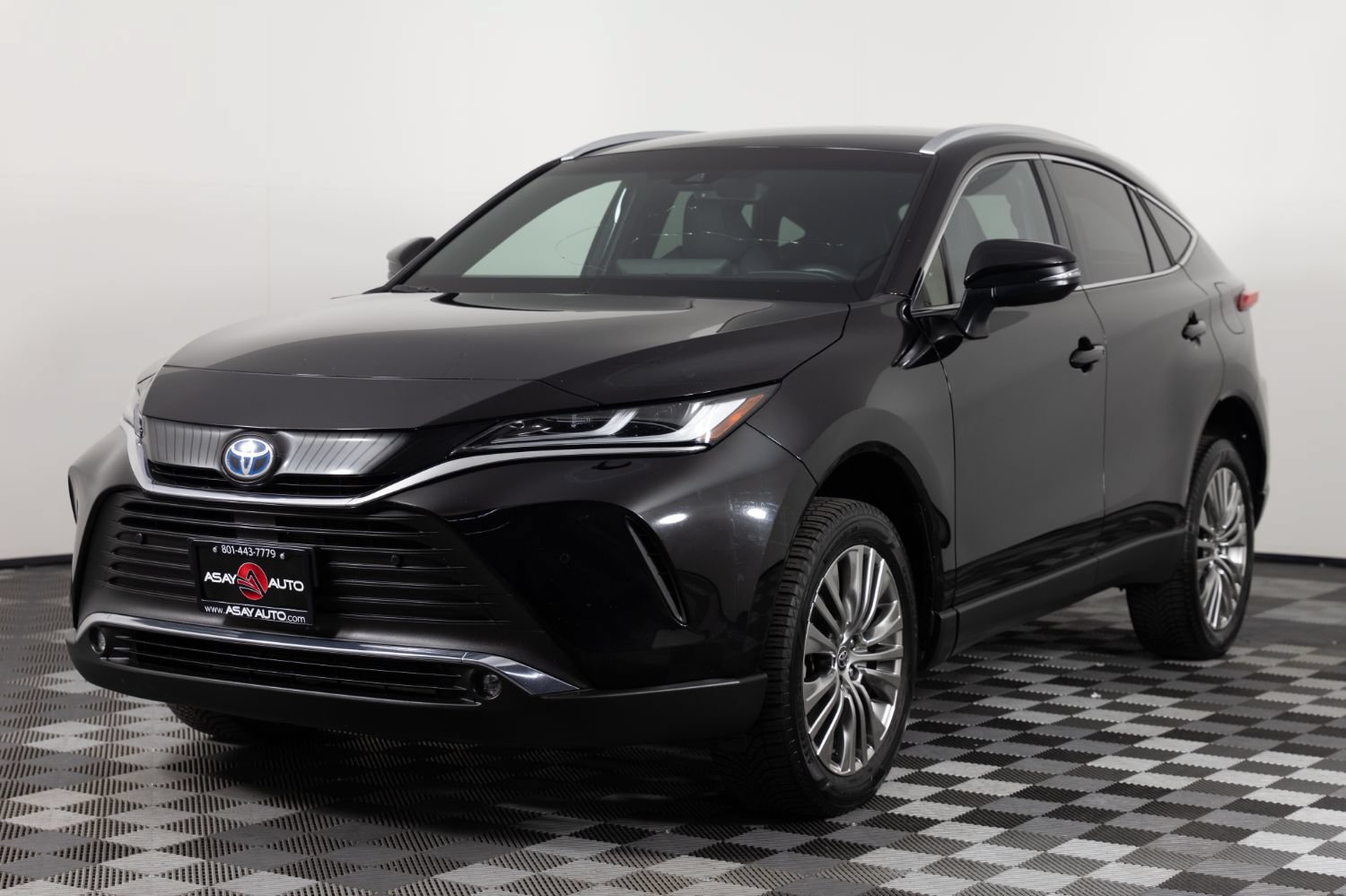 Used 2024 Toyota Venza XLE AWD/4WD image 2