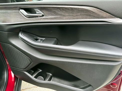 Used 2024 Jeep Grand Cherokee Limited w/ Black Appearance Package image 10