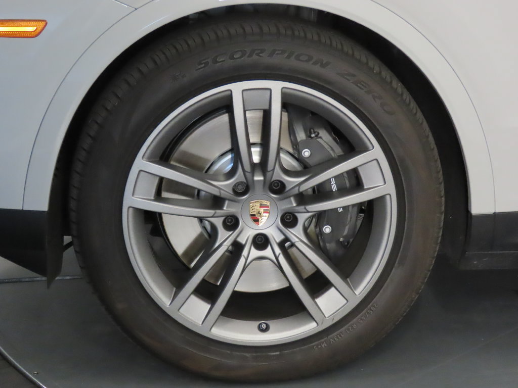 Certified 2026 Porsche Cayenne E-Hybrid AWD/4WD image 11
