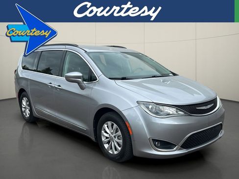 Used 2017 Chrysler Pacifica Touring-L image 1