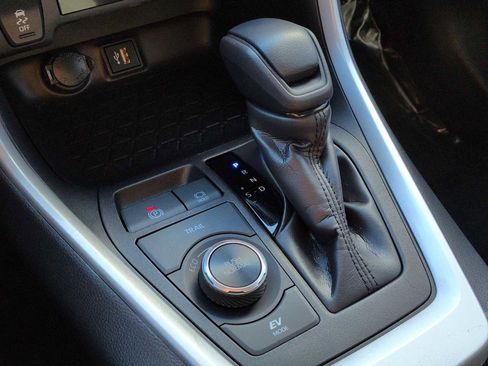 Used 2024 Toyota RAV4 LE image 31