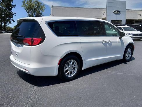 Used 2024 Chrysler Voyager LX FWD image 4