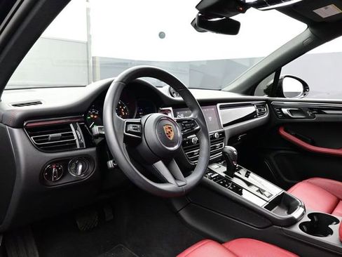 Certified 2025 Porsche Macan AWD/4WD image 4