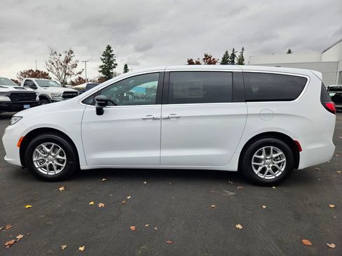 New 2026 Chrysler Pacifica Select image 3