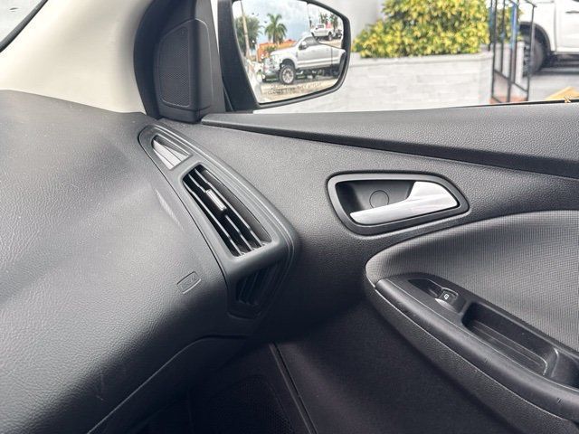 Used 2013 Ford Focus SE FWD image 12