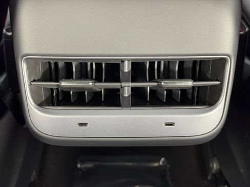 Used 2021 Tesla Model Y Long Range image 34