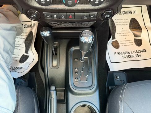 Used 2017 Jeep Wrangler Unlimited Rubicon w/ Connectivity Group AWD/4WD image 13